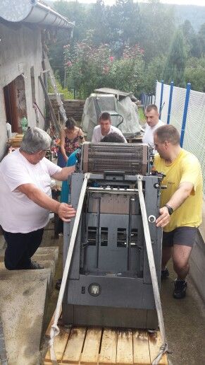 transport teskih tereta - nekoliko radnika